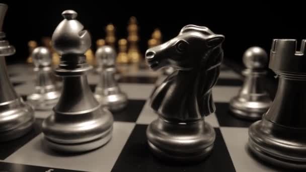 Yakın çekimde bir satranç tahtası - kaydırma vuruşu — Stok video