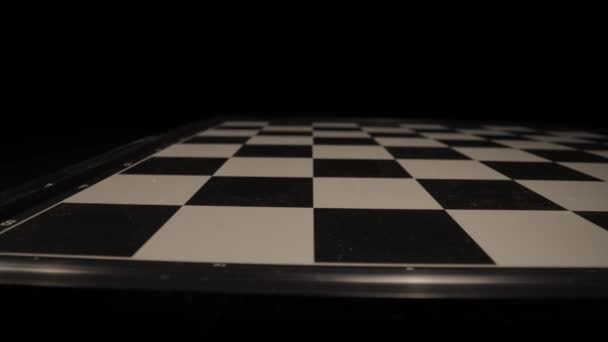 Tomma schackbräden i närbild - glidande skott — Stockvideo