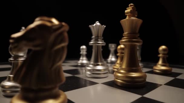 Checkmate на шахівниці крупним планом — стокове відео