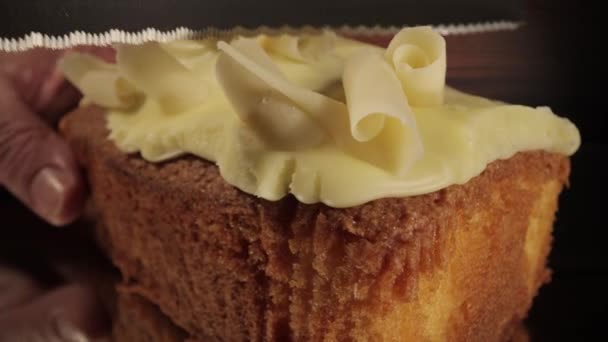Нарезание торта с лимонной помадкой крупным планом — стоковое видео
