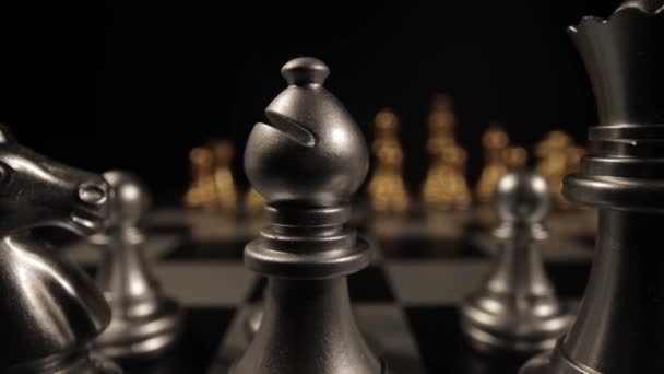 Макропредставление над шахматной доской — стоковое видео