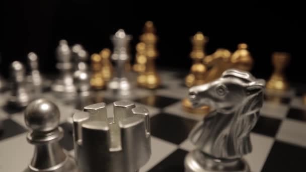 Um tabuleiro de xadrez em close-up - tiro deslizante — Vídeo de Stock
