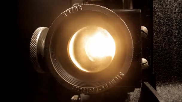 Objektiv starého filmového projektoru v zblízka — Stock video