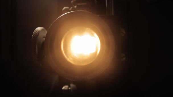 Старый кинопроектор в поле зрения — стоковое видео