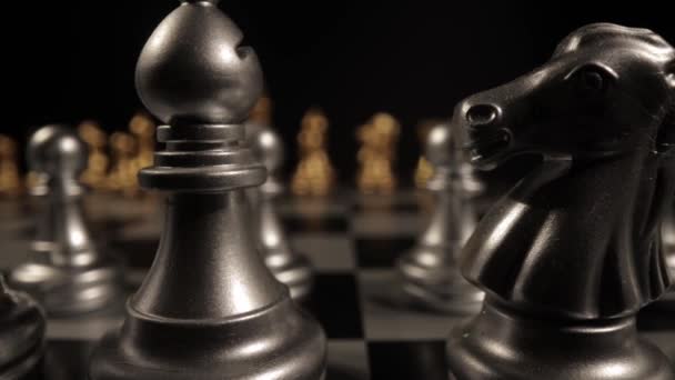 Ein Schachbrett in Nahaufnahme - Schiebeschuss — Stockvideo