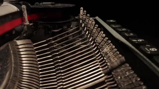 Una vecchia macchina da scrivere in primo piano — Video Stock