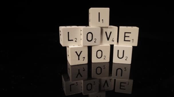 立方体上的字母形成了"我爱你"的字样 — 图库视频影像