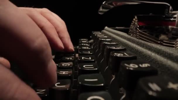 Escribir una carta en una vieja máquina de escribir - muy nostálgica — Vídeo de stock