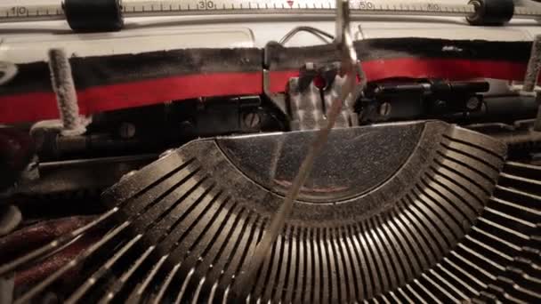 Старая пишущая машинка крупным планом — стоковое видео