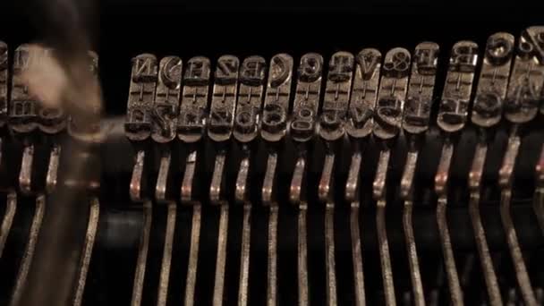 Макросъемка старой пишущей машинки — стоковое видео