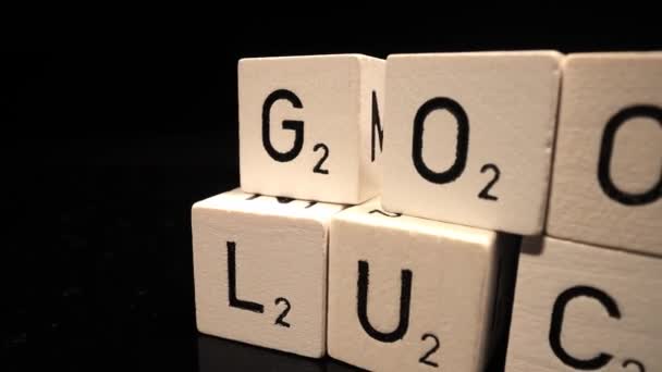 Письма на кубах пишут слова "Удачи" — стоковое видео
