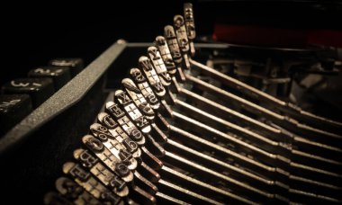 Eski bir daktilonun makro görüntüsü