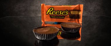 Reeses Peanut Butter Cups - yakın görüş - FRANKFURT, Almanya - 23 Mart 2021