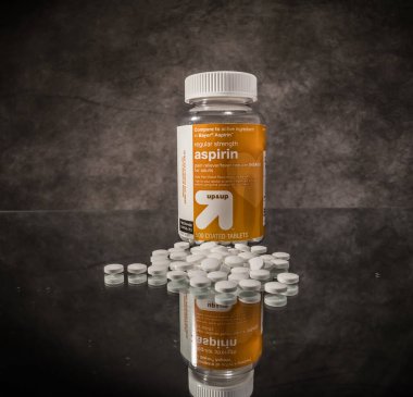 Aspirin tabletleri yakın çekimde - FRANKFURT, Almanya - 23 Mart 2021