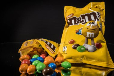 M ve Ms Peanuts - tatlı bir atıştırmalık yakından görüntü - FRANKFURT, Almanya - 23 Mart 2021