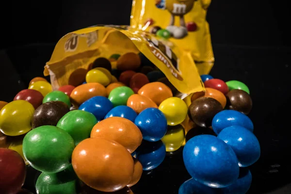 M and Ms Peanuts - a sweet snack close up view - CITY OF FRANKFURT, ALEMANIA - 23 DE MARZO DE 2021 — Foto de Stock