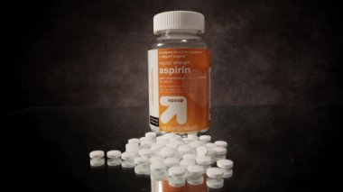 Aspirin tabletleri yakın çekimde - FRANKFURT, Almanya - 23 Mart 2021