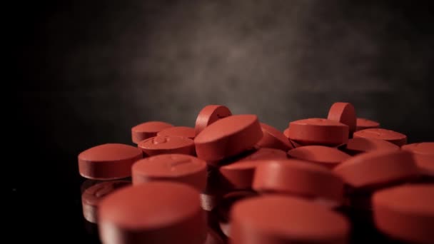 Ibuprofen tabletten van dichtbij - CITY OF FRANKFURT, DUITSLAND - 23 maart 2021 — Stockvideo