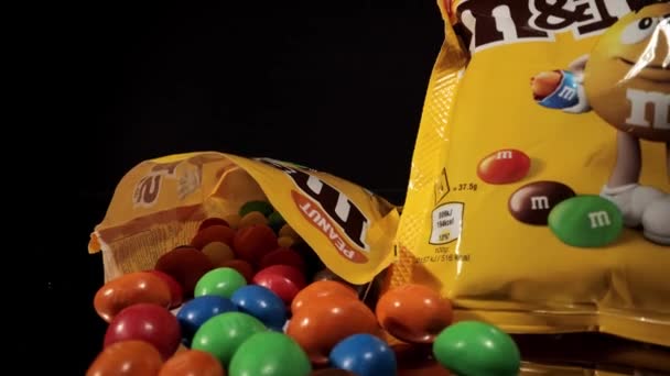 M and Ms Peanuts - a sweet snack close up view - CITY OF FRANKFURT, ALEMANIA - 23 DE MARZO DE 2021 — Vídeo de stock