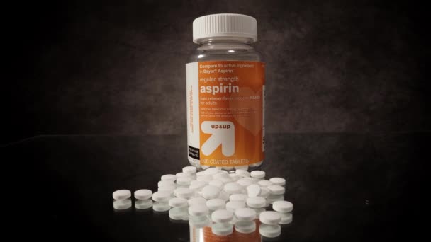Aspirin-Tabletten in Nahaufnahme - STADT VON FRANKFURT, DEUTSCHLAND - 23. MÄRZ 2021 — Stockvideo