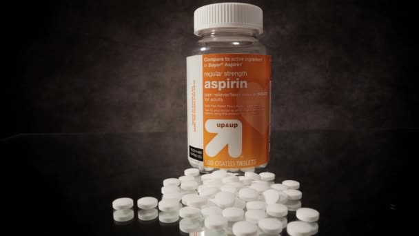 Comprimés d'aspirine en gros plan - VILLE DE FRANKFURT, ALLEMAGNE - 23 MARS 2021 — Video