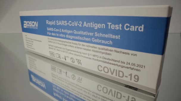 Corona Rapid Test - test antygenowy Covid-19 - MIEJSCE FRANKFURTU, NIEMCY - 23 marca 2021 — Wideo stockowe