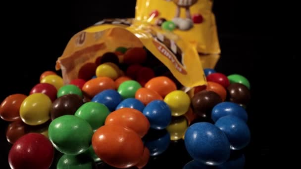 M і Ms Peanuts - солодкий перекуска з близьким виглядом - МІСТО FRANKFURT, НІМЕЧЧИНА - 23 БЕРЕЗНЯ 2021 — стокове відео