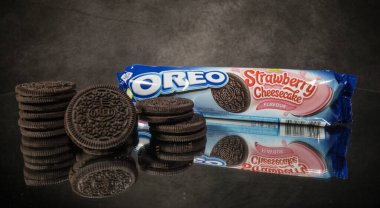 Oreo Cookies Strawberry Cheesecake tarzı - FRANKFURT, Almanya - 24 Mart 2021
