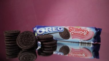 Oreo Cookies Strawberry Cheesecake tarzı - FRANKFURT, Almanya - 24 Mart 2021