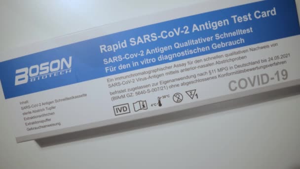 Sars COV 2 Schnelltest - Covid-19 Antigen Test - STADT FRANKFURT, DEUTSCHLAND - 23. MÄRZ 2021 — Stockvideo