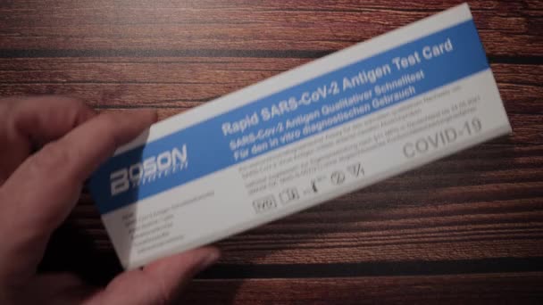 Sars COV 2 Snabbtest - Covid-19 Antigen Test - FRANKFURTCITET, TYSKLAND - 23 mars 2021 — Stockvideo