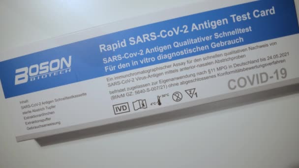 Korona Rapid Test - Covid-19 Antigen Test - CITY OF FRANKFURT, NĚMECKO - MARCH 23, 2021 — Stock video