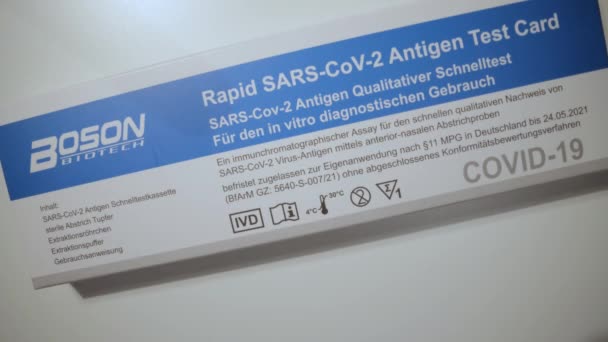 Corona Rapid Test - Covid-19 Antigen Test - FRANKFURT:s stad, TYSKLAND - 23 mars 2021 — Stockvideo