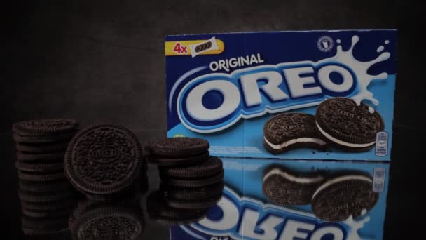 Oreo Cookies csomag közelről - FRANKFURT, NÉMETORSZÁG - MARCH 24, 2021 — Stock videók