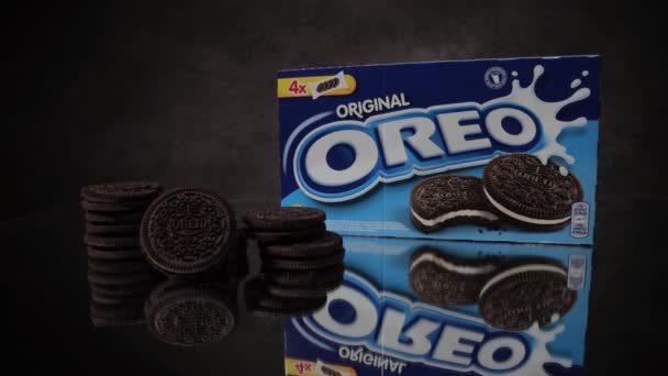 Paket med Oreo-cookies i närbild - FRANKFURT, TYSKLAND - 24 mars 2021 — Stockvideo