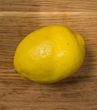 Tahta bir masada taze bir limon