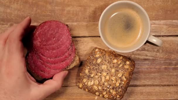 Cubra pães assados na hora com salsicha — Vídeo de Stock