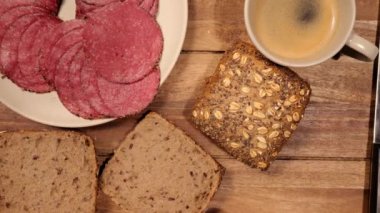 Taze ekmekli ve sosisli kahvaltı masası.