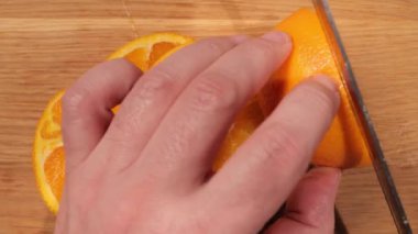 Bir portakalı dilimlere ayır - yukarıdan aşağıya doğru