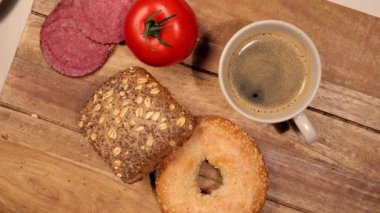 Ekmek, kahve ve sosisli kahvaltı masası hazırlıyorum.