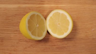 Bir limonu dilimlere ayır - yukarıdan aşağıya doğru