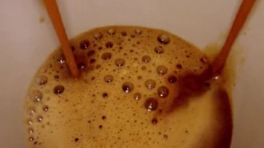 Kahve makinası bir fincan kahve hazırlar. Yakın çekim.