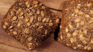 Taze pişmiş toptan ekmekli rulo - tepeden aşağı görünüm