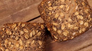 Taze pişmiş toptan ekmekli rulo - tepeden aşağı görünüm