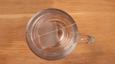 Bir fincan sıcak çay demle - yukarıdan aşağı manzara