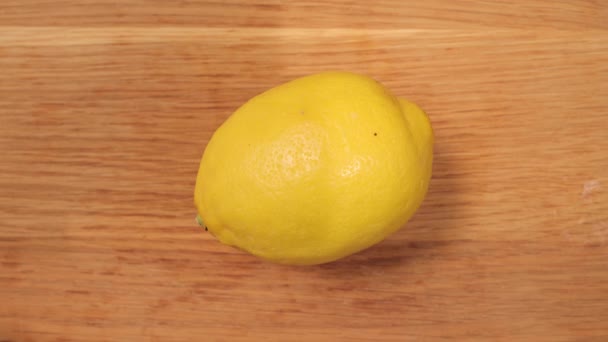 Corte um limão em partes - visão de cima para baixo — Vídeo de Stock