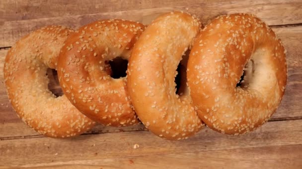 Bagels recém-assados para o café da manhã — Vídeo de Stock