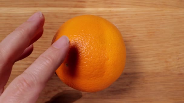 Tăiați o portocală în felii - vedere de sus în jos — Videoclip de stoc
