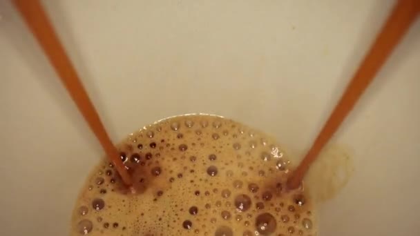 Koffiemachine bereidt een kop koffie - close-up uitzicht — Stockvideo