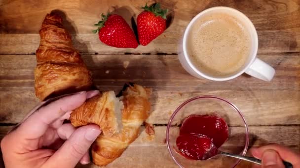 Τρώτε φρεσκοψημένα γαλλικά κρουασάν για πρωινό — Αρχείο Βίντεο